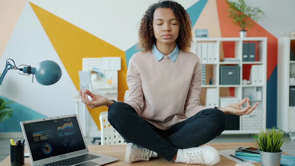 Étirements pour le travail assis : cinq gestes au bureau